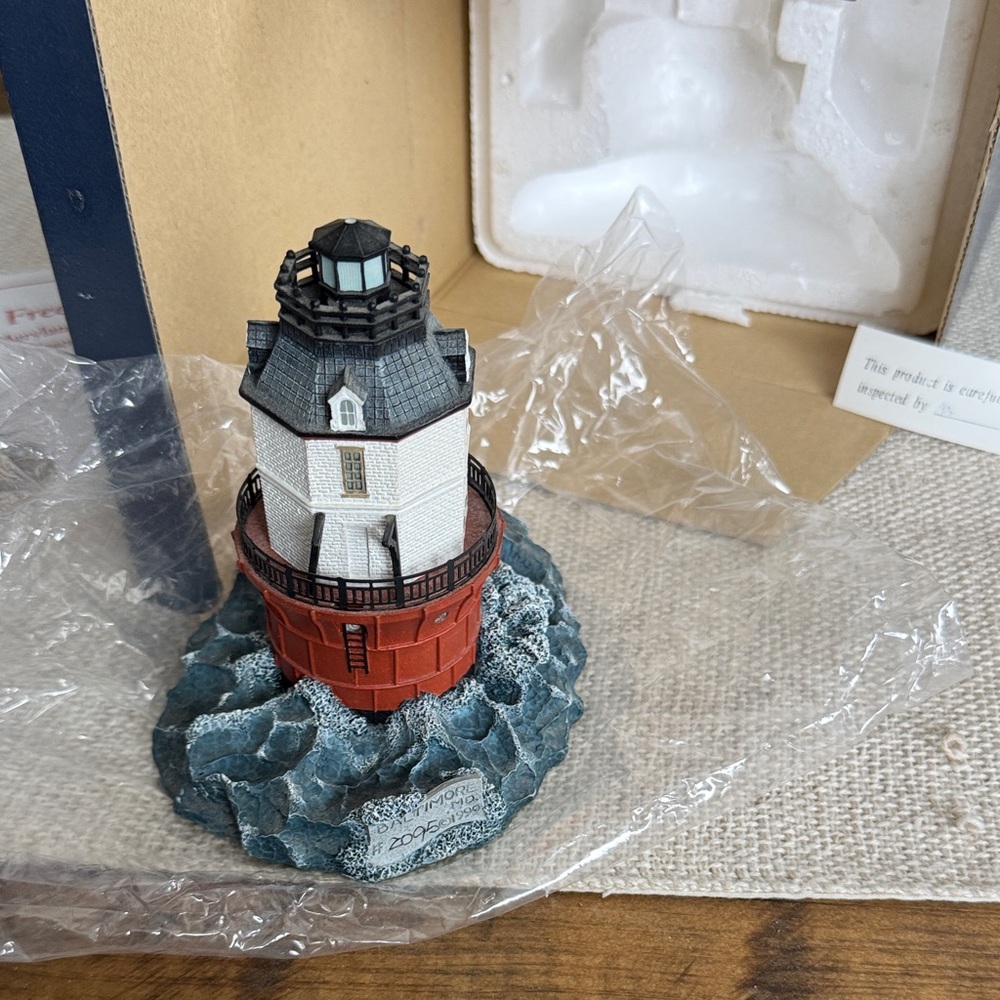 Harbor Lights Collectors Society Baltimore #524 with Collectors Pin